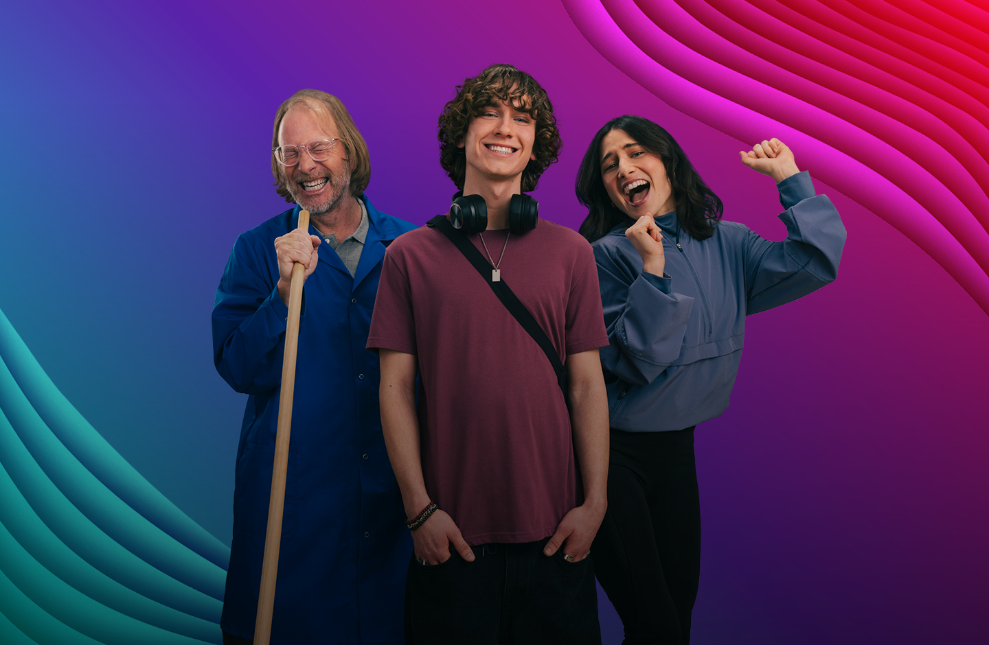 Ein Blau bis Lila-Pinker Farbverlauf im Hintergrund. Darauf sind drei Menschen fröhlich singend zu sehen: Ein Hausmeister, der seinen Besen als Mikrofon benutzt, einen coolen Teenager und eine junge Frau, die eine Wanderin darstellen soll.